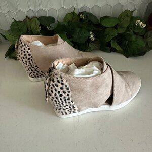 Comfort Womens 8M Wedge Ankle Boots Beige With Animal Print Back